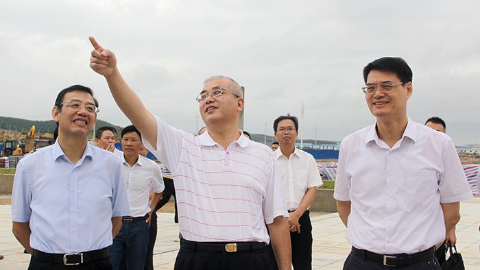 金寧運（右一）陳建軍（中）唐咸僅（左一）查看項目介紹、施工建設(shè)展板.JPG