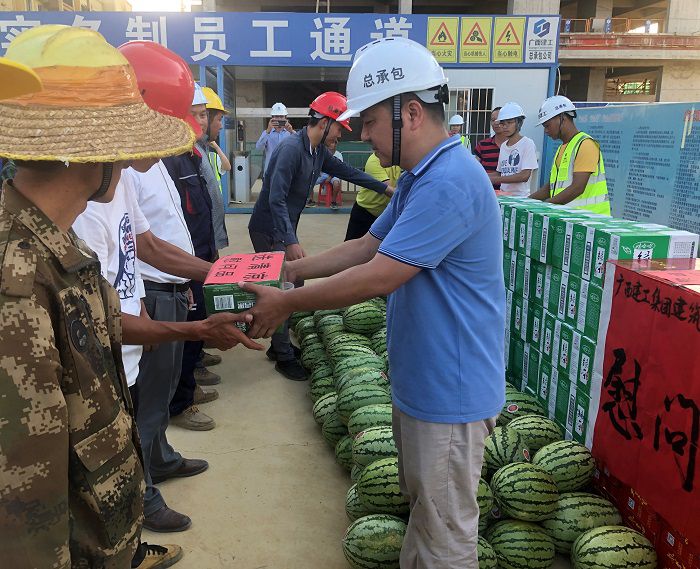 發(fā)放清涼物資。盧瑞陽(yáng) 攝.JPG