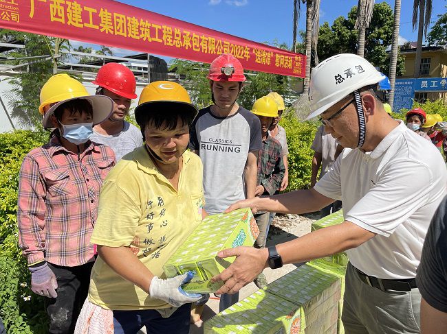 （修圖）陸烜為工人發(fā)放清涼慰問品。容芝雅 攝.jpg