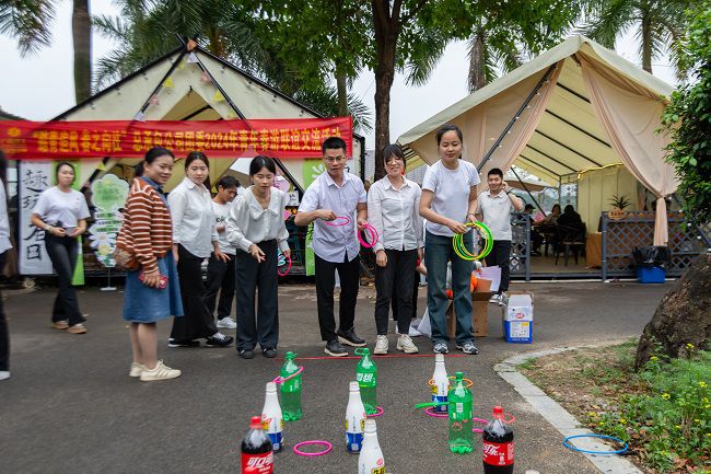 套圈現(xiàn)場(chǎng)。郭奎君 攝.jpg